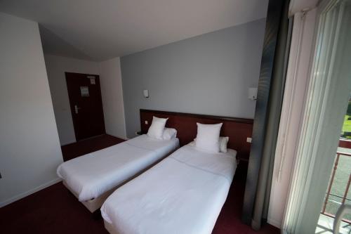 3 twin beds