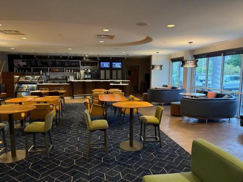 Courtyard Fort Myers at I-75 and Gulf Coast Town Center - image 19