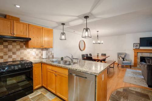 2BR plus den Ski in Ski out Condo with Pool and Hot Tub by Harmony Whistler, Whistler (foto 2)
