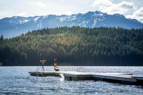 2BR plus den Ski in Ski out Condo with Pool and Hot Tub by Harmony Whistler, Whistler (foto 4)