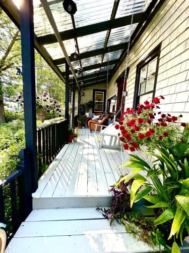 Recharge at Tranquil Sea Salt Cottage in Historic Wiscasset