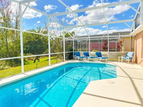 5 beddrooms pool home Gated community Davenport