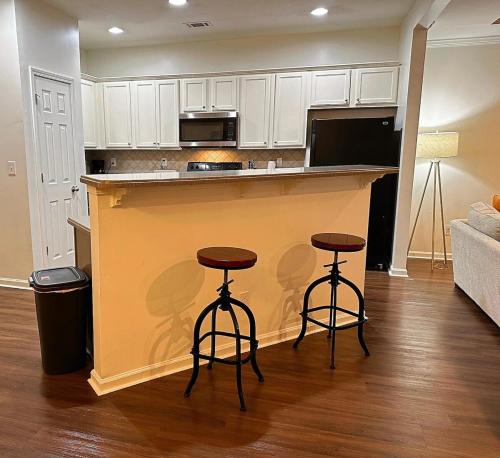 Two Cozy Homes Near GWCC & Mercedes Benz - Sleeps 15 in Vine City