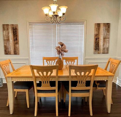 Two Cozy Homes Near GWCC & Mercedes Benz - Sleeps 15 in Vine City