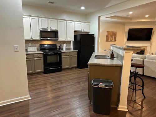 Two Cozy Homes Near GWCC & Mercedes Benz - Sleeps 15 in Vine City