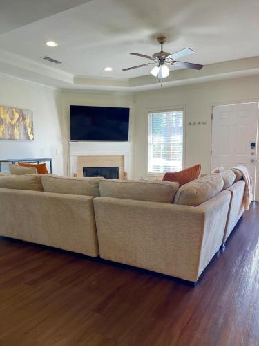 Two Cozy Homes Near GWCC & Mercedes Benz - Sleeps 15 in Vine City