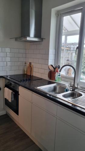 Kitchen, Cosy Bournemouth Bungalow in Redhill