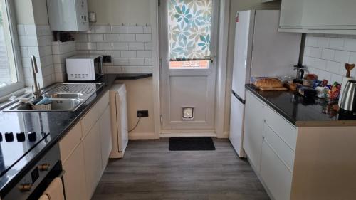 Kitchen, Cosy Bournemouth Bungalow in Redhill