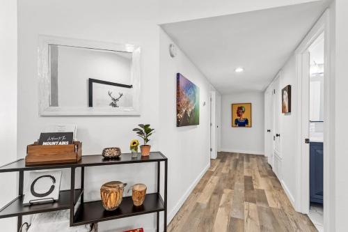 Single Level Hot Tub 5 mins to DT Immaculate