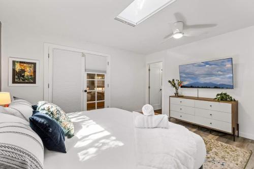 Single Level Hot Tub 5 mins to DT Immaculate