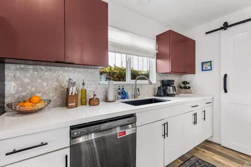 Single Level Hot Tub 5 mins to DT Immaculate