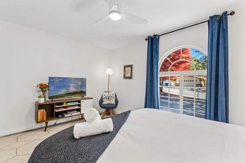 Single Level Hot Tub 5 mins to DT Immaculate