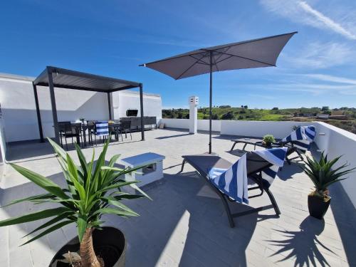 Casa Liberdade - Modern townhouse with terrace roof in Estombar