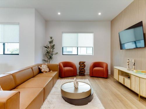Modern Luxe Retreat Six-Bedroom, Los Angeles