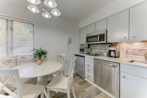 Gorgeous Chic Beach Front Condo 2775 - image 2