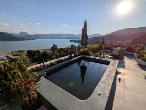 Designer Home with Jacuzzi Spectacular Lake Views