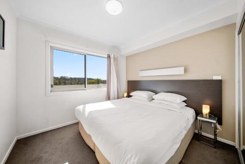 Bright 1-Bed Apartment with Balcony - Tuggeranong