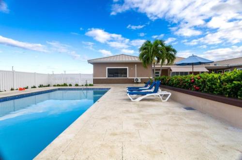Paradise Oasis - Solar Powered with Starlink WiFi and Pools in Lucea
