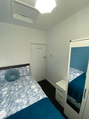 Beautiful Spacious Home - Private Parking - Large Garden - Great Location gîte à louer Burnage Railway Station