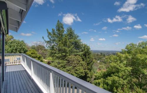 Escape to the Hills- Charming home with city views & close to the to the 1000 steps in Ferntree Gully