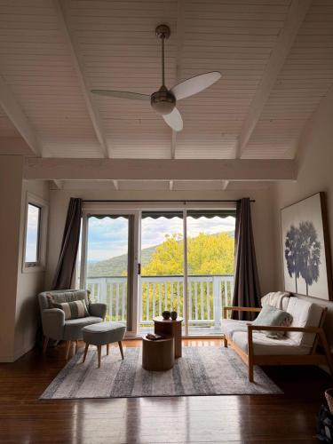 Escape to the Hills- Charming home with city views & close to the to the 1000 steps in Ferntree Gully