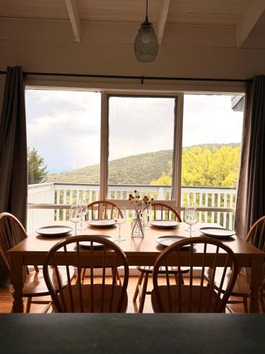 Escape to the Hills- Charming home with city views & close to the to the 1000 steps in Ferntree Gully