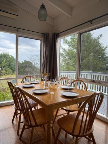 Escape to the Hills- Charming home with city views & close to the to the 1000 steps in Ferntree Gully