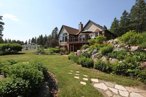 Spectacular Garden Chalet close to Rib Mountain