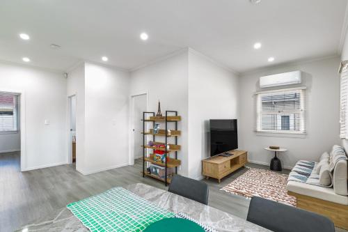 3BR Home w Ample Parking 10 Min to Auckland CBD, Auckland (zdjęcie 6)