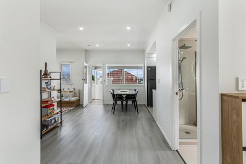 3BR Home w Ample Parking 10 Min to Auckland CBD, Auckland (zdjęcie 8)
