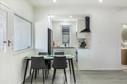 3BR Home w Ample Parking 10 Min to Auckland CBD, Auckland (zdjęcie 7)