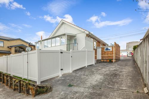 3BR Home w Ample Parking 10 Min to Auckland CBD, Auckland (zdjęcie 9)