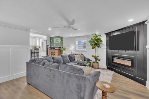 Honeybear Hideaways - Luxury 8BR Retreat with Indoor Pool, Theater Room, Game Room and Hot Tub