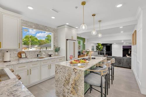 Honeybear Hideaways - Luxury 8BR Retreat with Indoor Pool, Theater Room, Game Room and Hot Tub