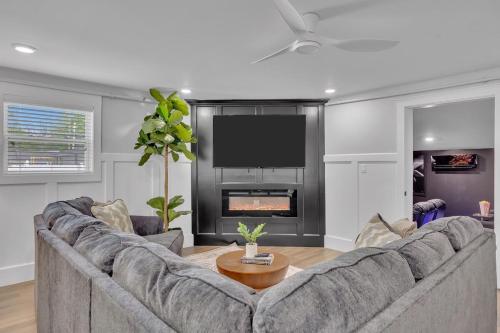 Honeybear Hideaways - Luxury 8BR Retreat with Indoor Pool, Theater Room, Game Room and Hot Tub