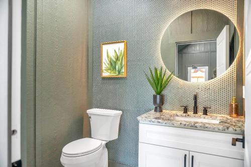 Honeybear Hideaways - Luxury 8BR Retreat with Indoor Pool, Theater Room, Game Room and Hot Tub