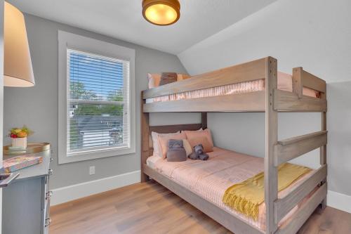 Honeybear Hideaways - Luxury 8BR Retreat with Indoor Pool, Theater Room, Game Room and Hot Tub