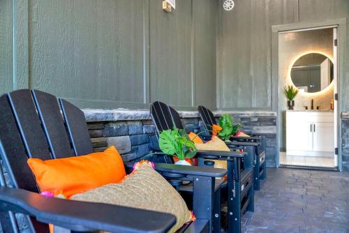 Honeybear Hideaways - Luxury 8BR Retreat with Indoor Pool, Theater Room, Game Room and Hot Tub