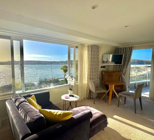 Bijou Beachfront Gem, Rock in Polzeath