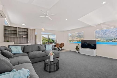 Mountain View Paradise 3 Bedroom House Lake Views - image 2