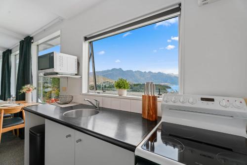 Central 2 Bedroom Apartment Lake Views - image 6