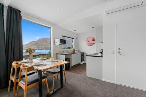 Central 2 Bedroom Apartment Lake Views - image 13