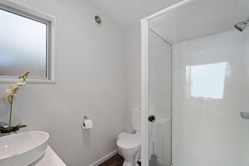 Central 2 Bedroom Apartment Lake Views - image 7