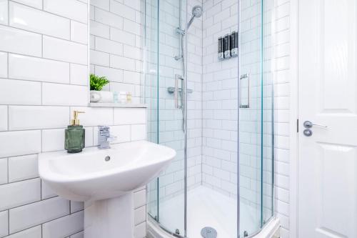 Modern 4 Bedroom House Guests 7 High Speed WiFi and Parking Close to Birmingham City Centre Book Now for Offers!, Birmingham (fotografie 8)