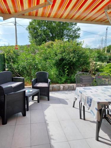 Skats, Family-friendly apartments with swimming pool Krasica, Rijeka - 18059 in Krasica