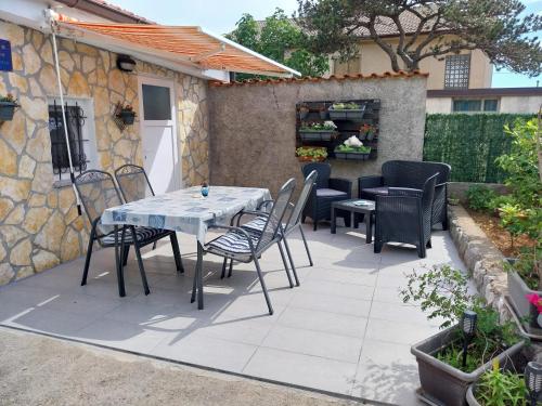 Balkons/terase, Family-friendly apartments with swimming pool Krasica, Rijeka - 18059 in Krasica