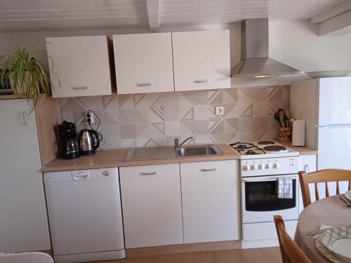 virtuve, Family-friendly apartments with swimming pool Krasica, Rijeka - 18059 in Krasica