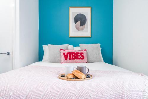 Modern 4 Bedroom House Guests 7 High Speed WiFi and Parking Close to Birmingham City Centre Book Now for Offers!