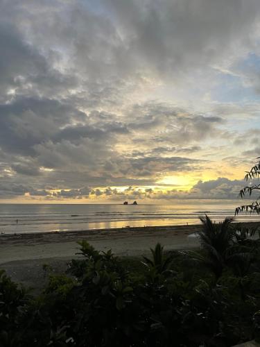 Зовнішній вигляд готелю, Suites Ayampe Front Beach in Пуерто Лопез