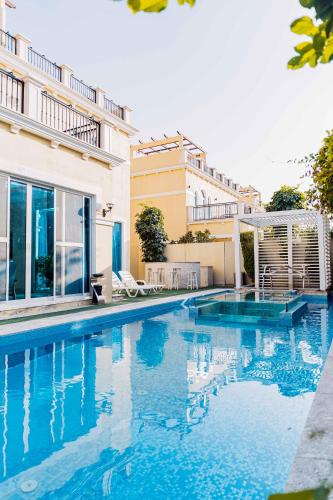 Stunning 4BR Jumeira Park Villa - image 14